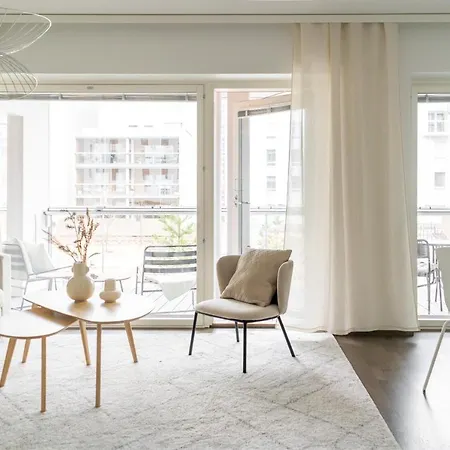 Iso Aurinkoinen Parveke Ja Hyvaet Yhteydet Apartament