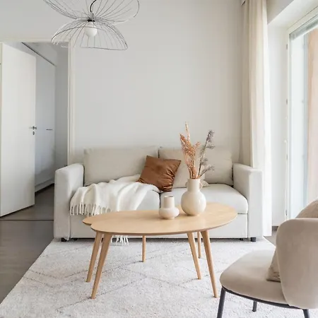 Iso Aurinkoinen Parveke Ja Hyvaet Yhteydet Apartament